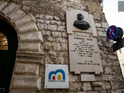 Accanto al portone di ingresso � posta una grande epigrafe che ricorda che nell�800 qui vi visse Giandomenico Petroni, avvocato e sindaco di Bari